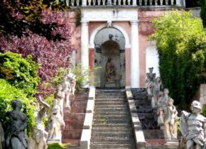 267381_131504730272680_560741_n